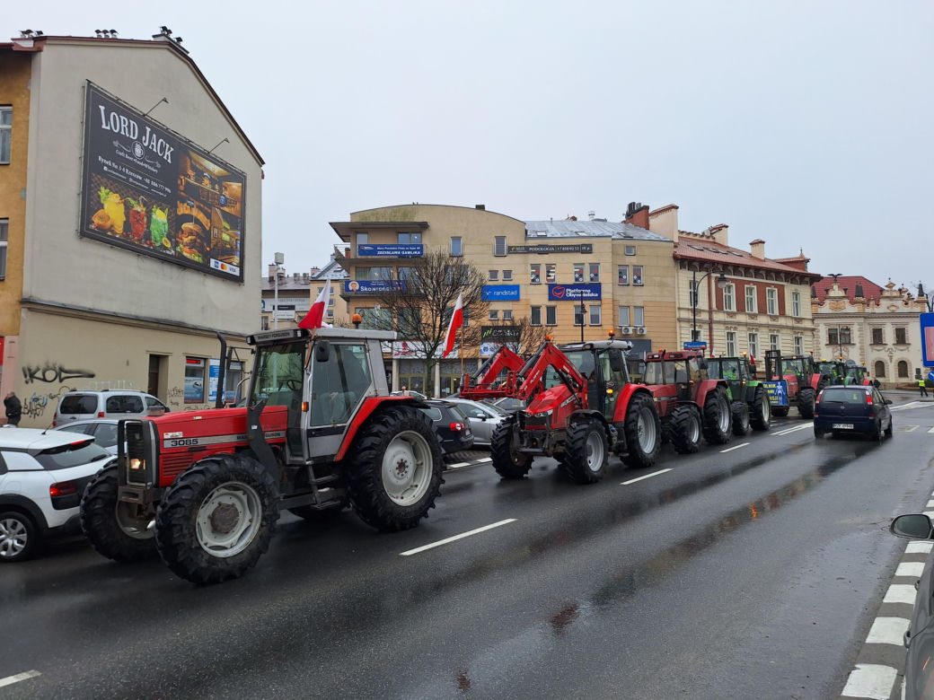 Rolnicy w Rzeszowie wyjechali na ulice. Trwa strajk generalny 