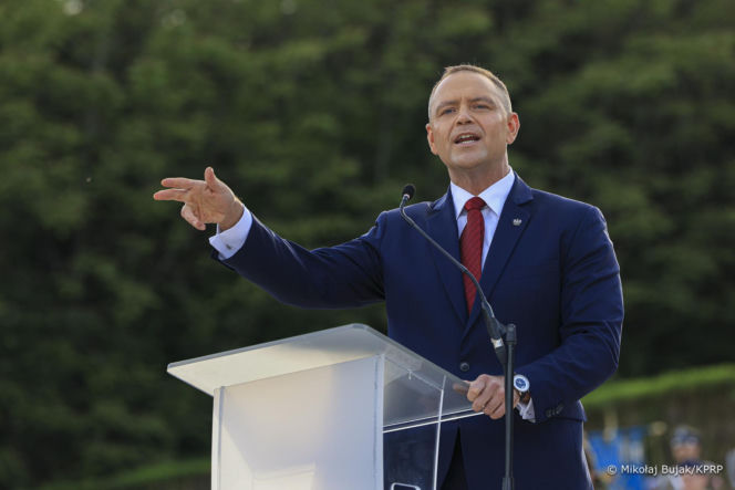 Prezydent RP Karol Nawrocki i pierwsza dama Marta Nawrocka podczas polowej mszy świętej na Polskim Cmentarzu Wojennym pod Monte Cassino