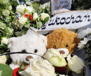Dwa misie pilnują grobu małego Krzysia