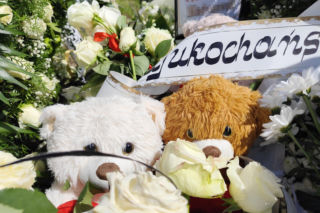 Dwa misie pilnują grobu małego Krzysia