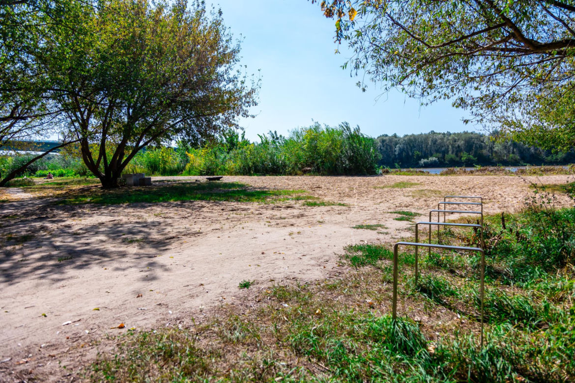 Plaża przy Moście Północnym – stojaki na rowery