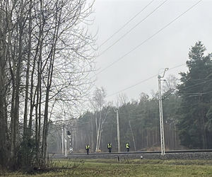 Uszkodzona trakcja i wybita szyba w pociągu. Służby badają tajemnicze zdarzenie