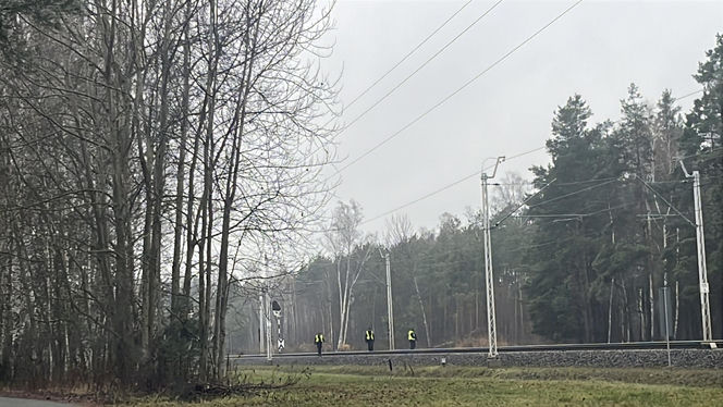 Uszkodzona trakcja i wybita szyba w pociągu. Służby badają tajemnicze zdarzenie