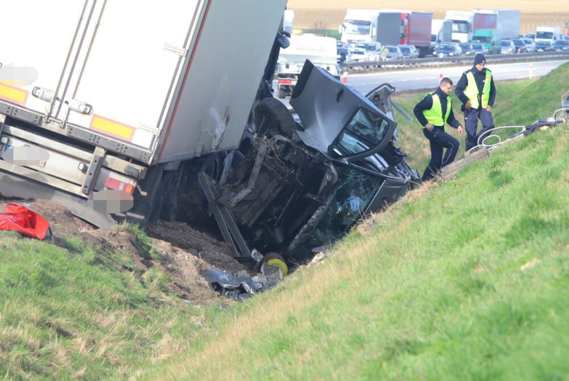 Straszny wypadek na autostradzie A4. Bus przygnieciony przez ciężarówkę, trzy osoby nie żyją 