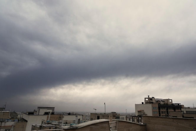 Czarny deszcz spadł w Iranie! "Słońce zniknęło"