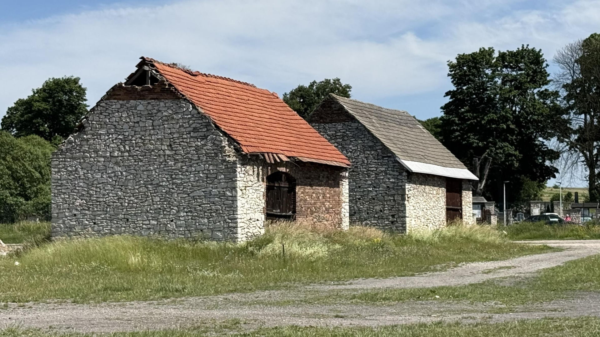 Zespół zabytkowych stodół w Żarkach