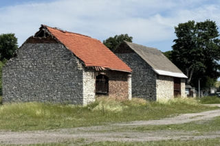 Zespół zabytkowych stodół w Żarkach