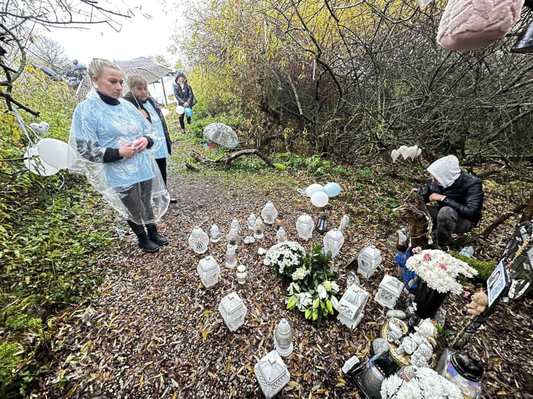 Mama cierpi po stracie Mai. Codziennie odwiedza miejsce znalezienia zwłok. Co powiedziałaby mordercy córki?
