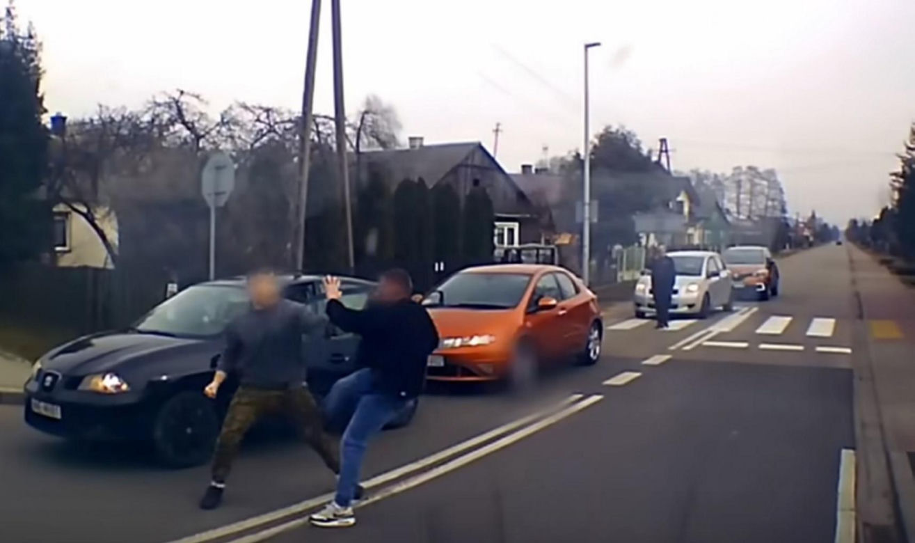 Do sieci trafiło szokujące nagranie. Brutalna bójka kierowców. Przez kilka minut kopali się na oczach świadków
