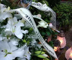 Tragedia w Salisbury. Zamordowane kobiety pochowane w Tarnowie. Grobu nie widać spod kwiatów