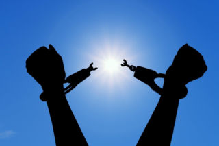 Czy handel ludźmi nas dotyczy? Lubelscy uczniowie mogą zmierzyć się w konkursie plastycznym