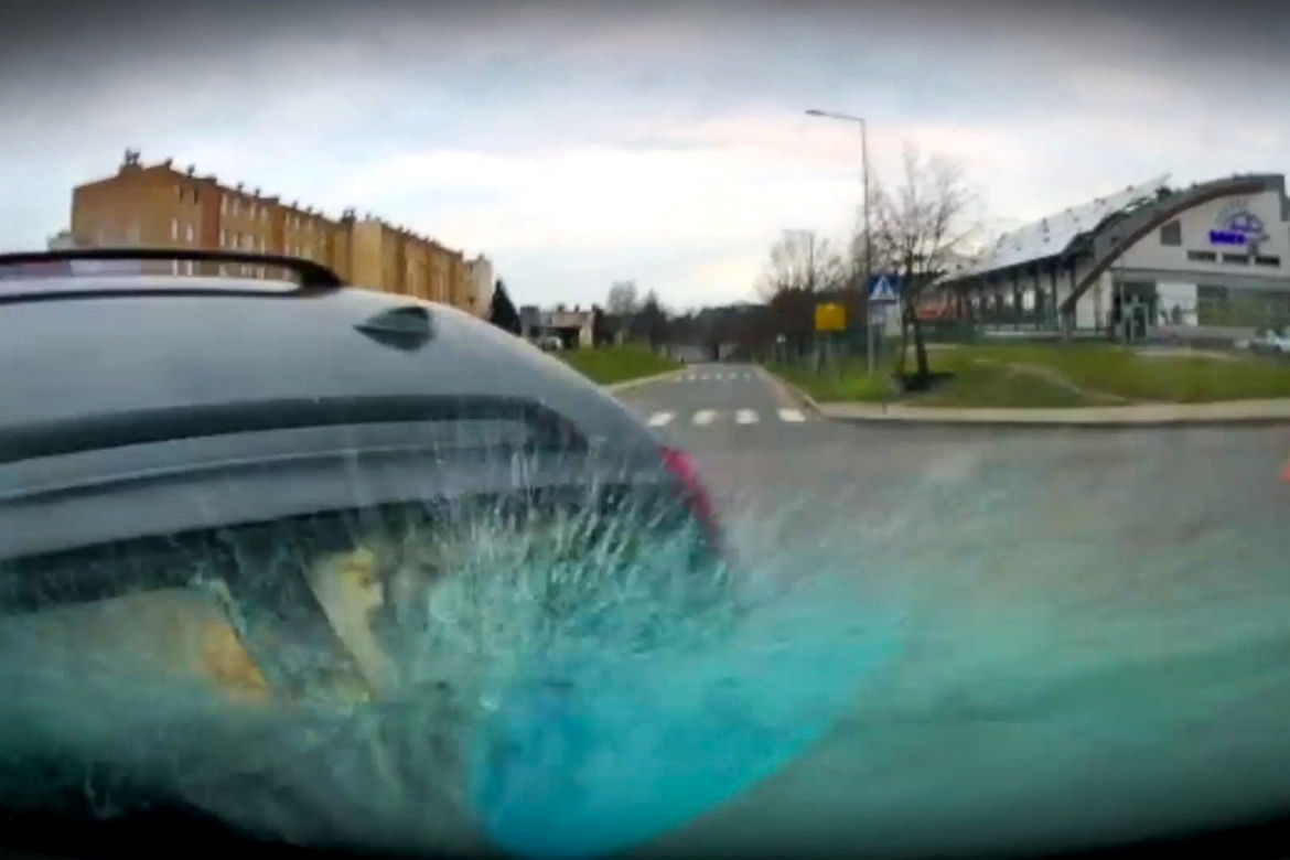 Przerażający wypadek w Żaganiu. 18-latka z Żagania zignorowała znak "stop" [ZDJĘCIA].