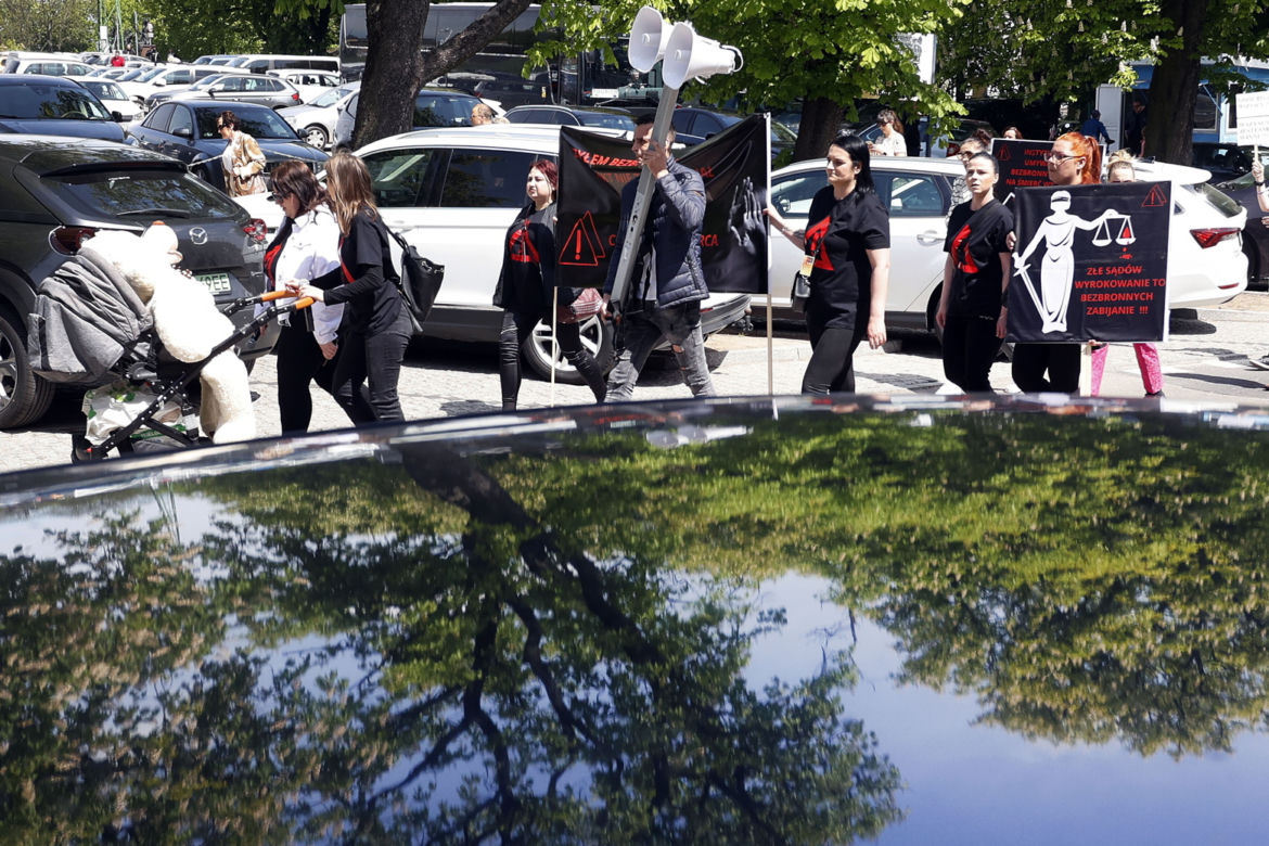Marsz dla Kamilka z Częstochowy. Tłum skanduje: „Odpowiecie za to”, „Mordercy” pod siedzibą MOPS
