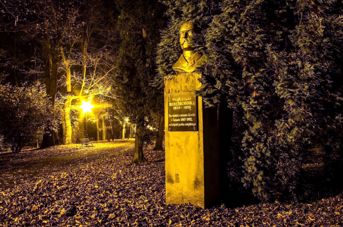 Park Miejski w Gorlicach nocą