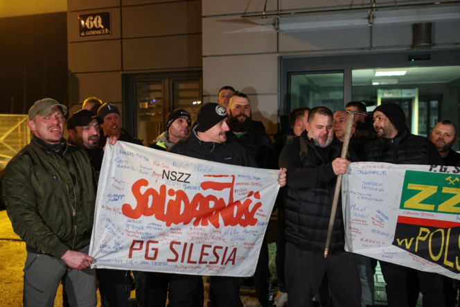 Górnicy PG Silesia wyjechali na powierzchnię po zakończeniu podziemnego protestu