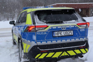 Policjanci uratowali pijanego 15-latka. Leżał w głębokiej zaspie i był wychłodzony 