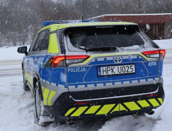 Policjanci uratowali pijanego 15-latka. Leżał w głębokiej zaspie i był wychłodzony 