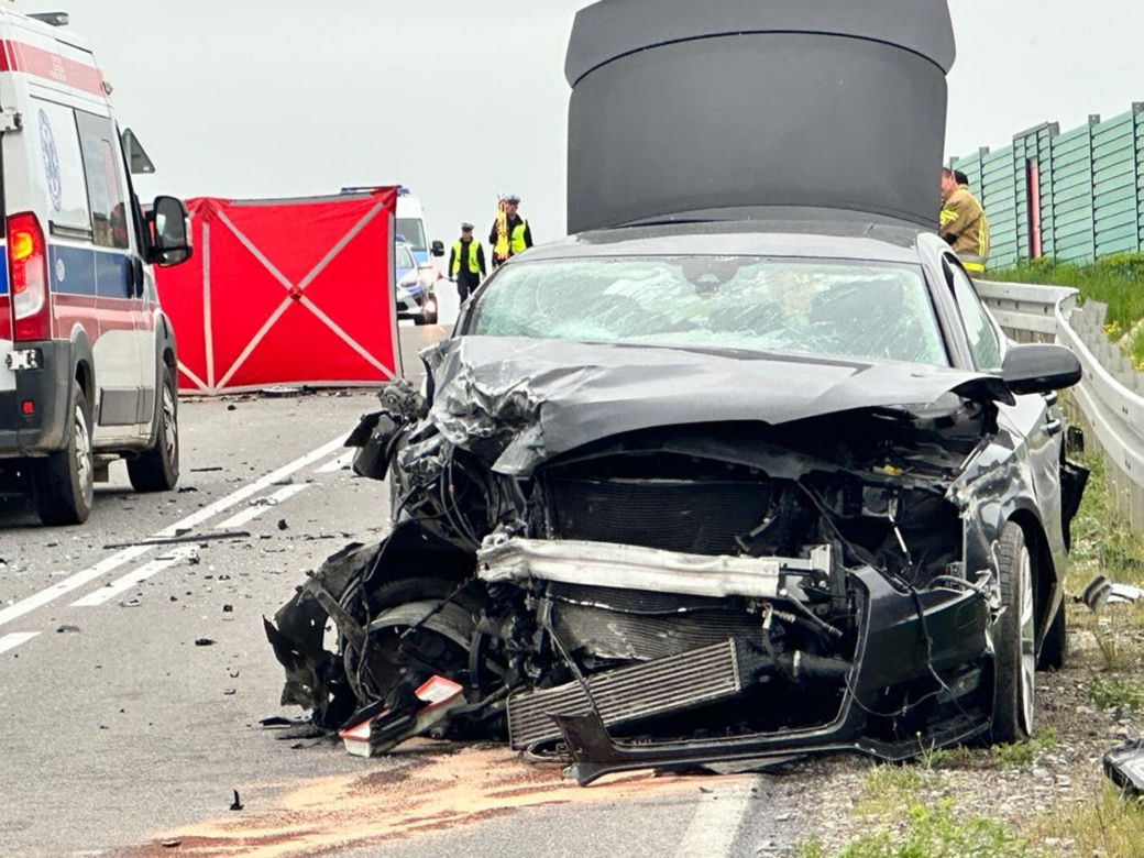 Tragiczny wypadek w Lubicach. Audi i Lexus roztrzaskane. 26-latka zginęła na miejscu
