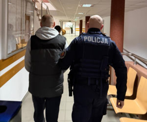 Wpadł w szał! Zaatakował matkę i groził sąsiadowi nożem. 41-latek trafił do aresztu