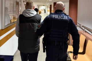 Wpadł w szał! Zaatakował matkę i groził sąsiadowi nożem. 41-latek trafił do aresztu