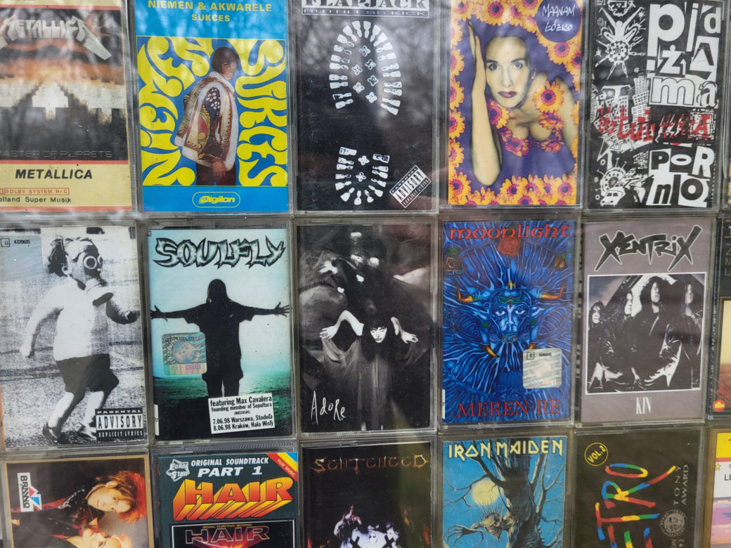 Zapełnili kiosk kasetami. Tak na Węglinie powstała niezwykła wystawa przenosząca w czasie [GALERIA]