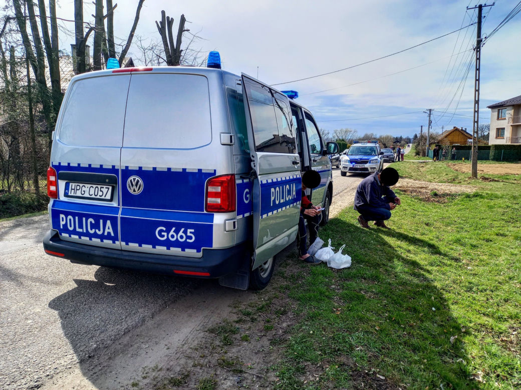 Katastrofa budowlana w Lusławicach. Starszy mężczyzna wyniesiony z domu przez policjanta i strażaka