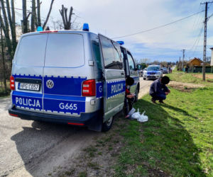 Katastrofa budowlana w Lusławicach. Starszy mężczyzna wyniesiony z domu przez policjanta i strażaka