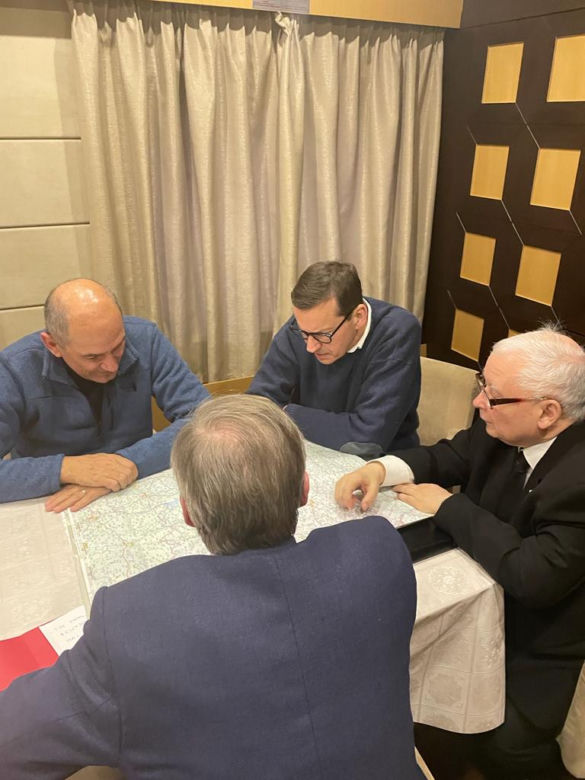 Mateusz Morawiecki i Jarosław Kaczyński w drodze do Kijowa