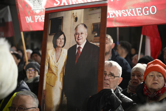 Marsz Pamięci PiS przeszedł ulicami Warszawy. To już 16 lat po katastrofie smoleńskiej
