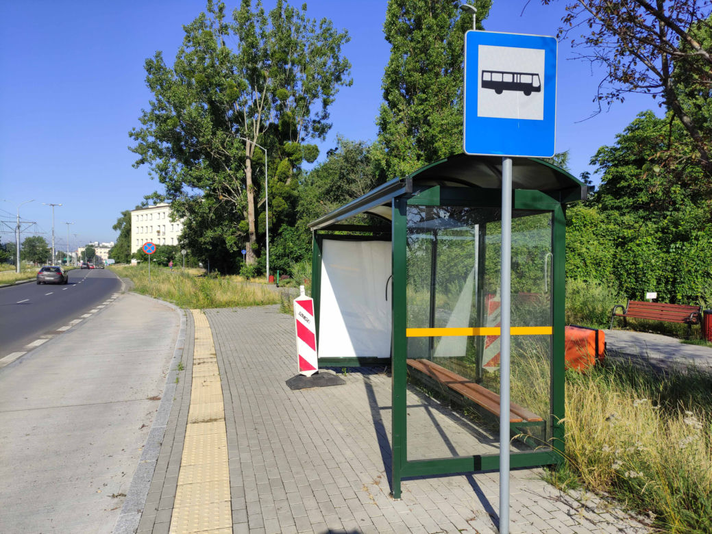 Przystanek-widmo z Torunia stał pusty trzy lata, teraz zniknął. Magistrat milczy.