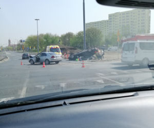 Groźny wypadek na rondzie Kujawskim w Bydgoszczy! Jedno z aut dachowało! [ZDJĘCIA]