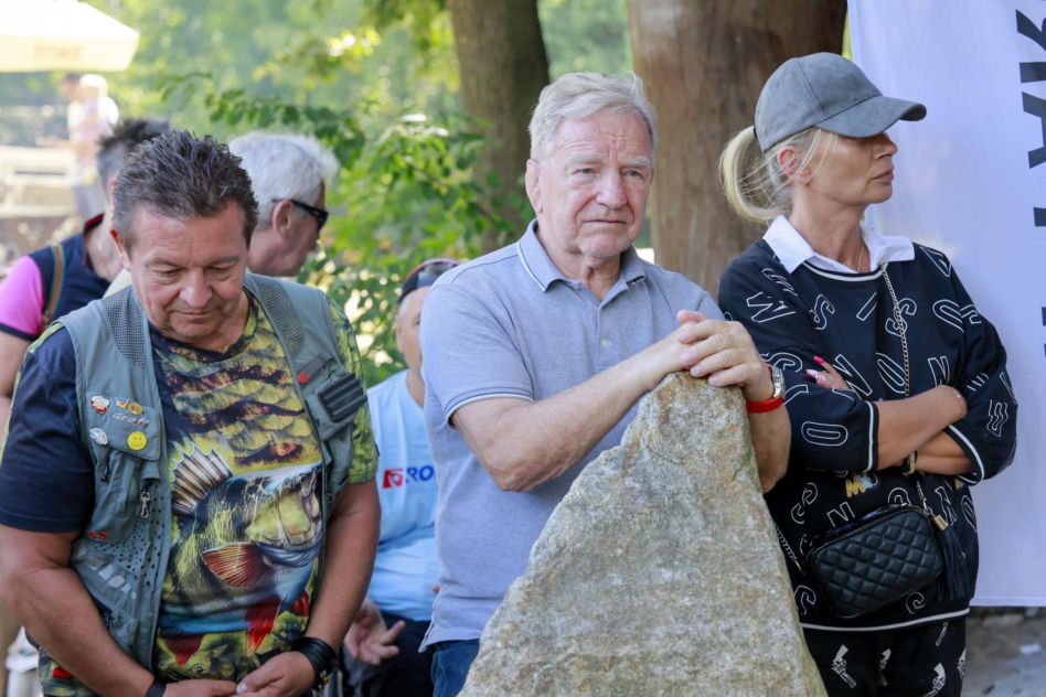 Jacek Rozenek z żoną i trzema "bestiami", syn Łącz bez koszulki, a Jarosińska - nieprzyzwoicie... skromna. Aktorzy łowią!