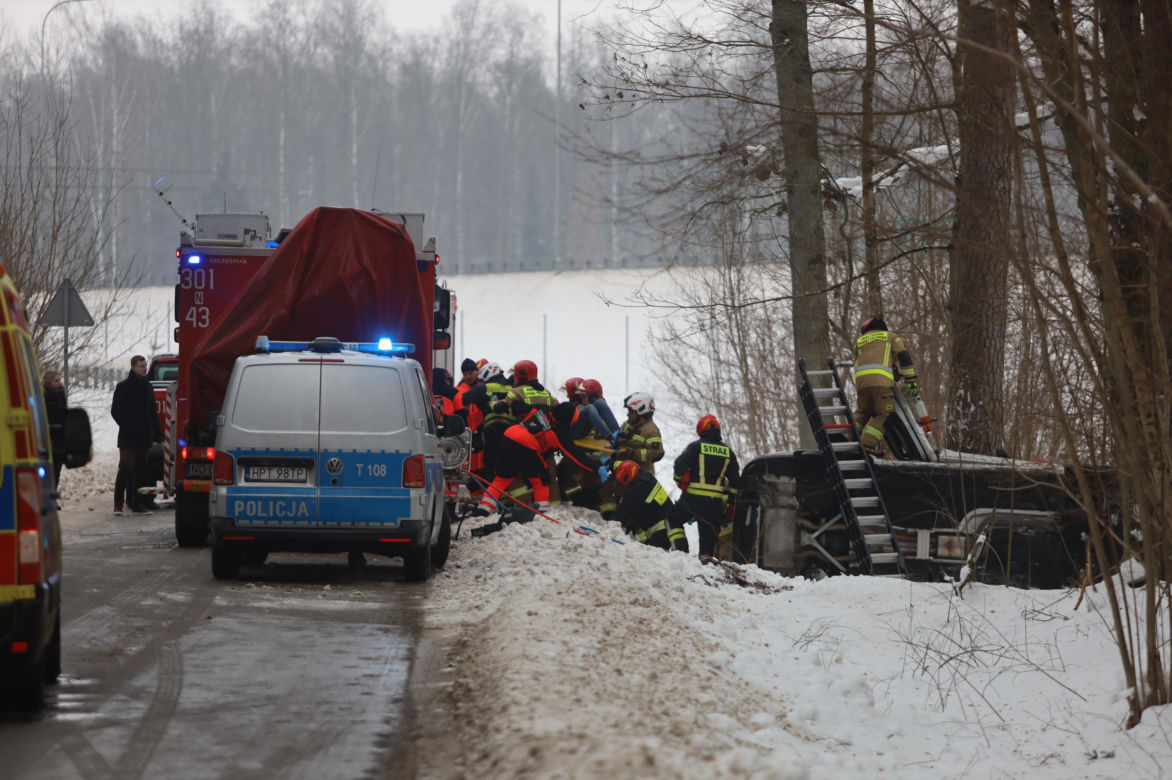Poważny wypadek na Warmii i Mazurach. Lód paraliżuje region