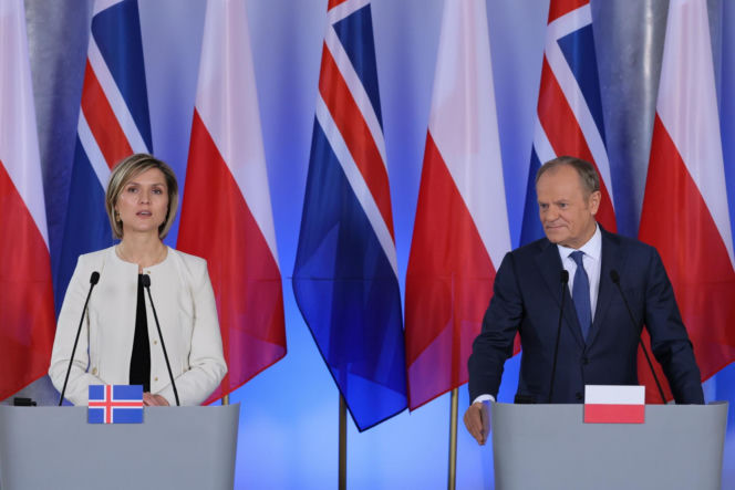 Tusk wyciągnął z marynarki prezent dla premier Islandii. "Mój ojciec je uwielbia"