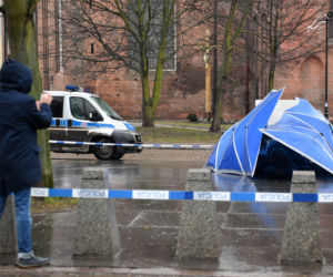 Przewrócony pomnik ks. Henryka Jankowskiego