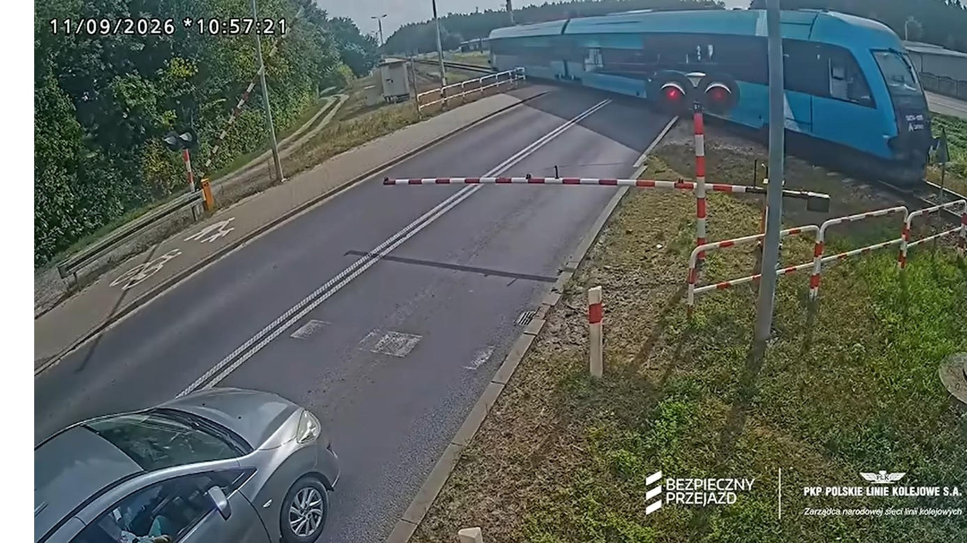 O krok od tragedii na przejeździe. Ciężarówka utknęła między rogatkami