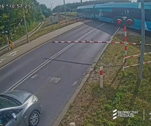 O krok od tragedii na przejeździe. Ciężarówka utknęła między rogatkami