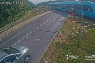 O krok od tragedii na przejeździe. Ciężarówka utknęła między rogatkami