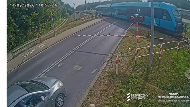 O krok od tragedii na przejeździe. Ciężarówka utknęła między rogatkami