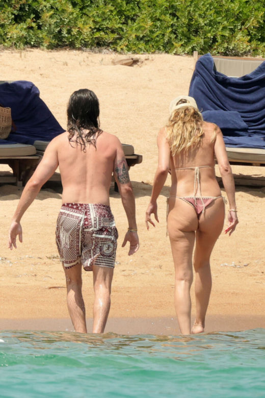Heidi Klum uczy kąpieli w morzu