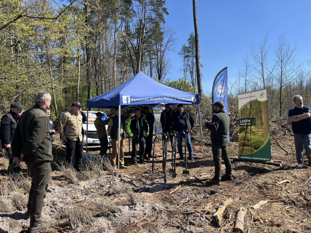 Siedleccy policjanci zasadzili drzewa w Golicach w ramach akcji „Plant a Tree – Green IPA Project”