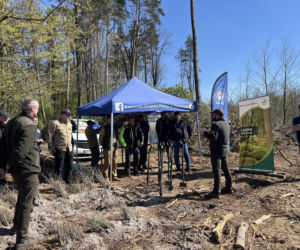 Siedleccy policjanci zasadzili drzewa w Golicach w ramach akcji „Plant a Tree – Green IPA Project”