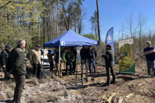 Siedleccy policjanci zasadzili drzewa w Golicach w ramach akcji „Plant a Tree – Green IPA Project”