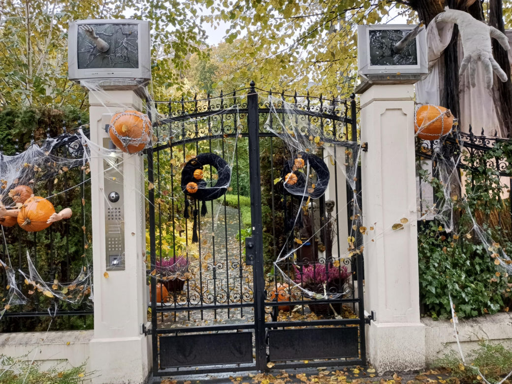 Willa na Jaśkowej Dolinie znów ozdobiona. Tym razem przechodniów zaskakują halloweenowe straszydła!
