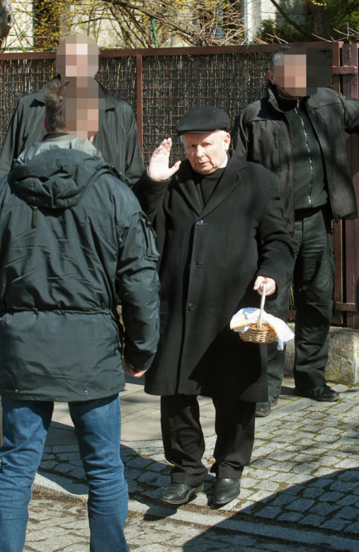 Jarosław Kaczyński ze skromnym koszyczkiem 