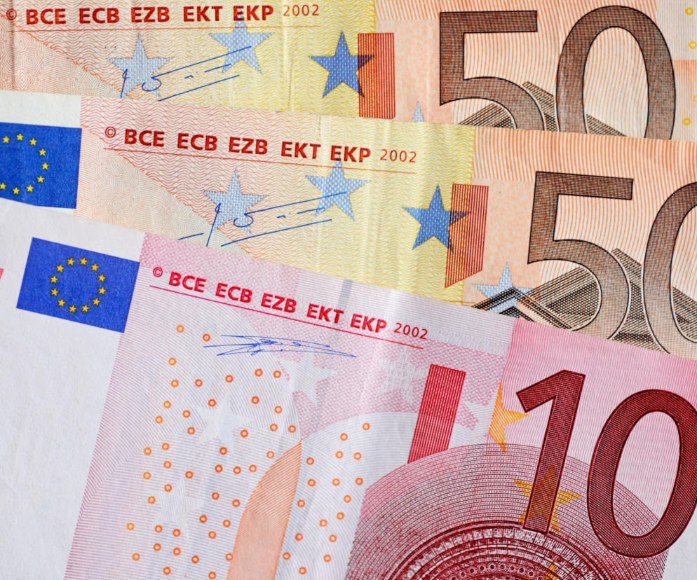 Banknoty o nominałach 10 i 50 euro ułożone obok siebie. O pozyskiwaniu funduszy z UE na szkolenia przeczytasz na Mediateka.