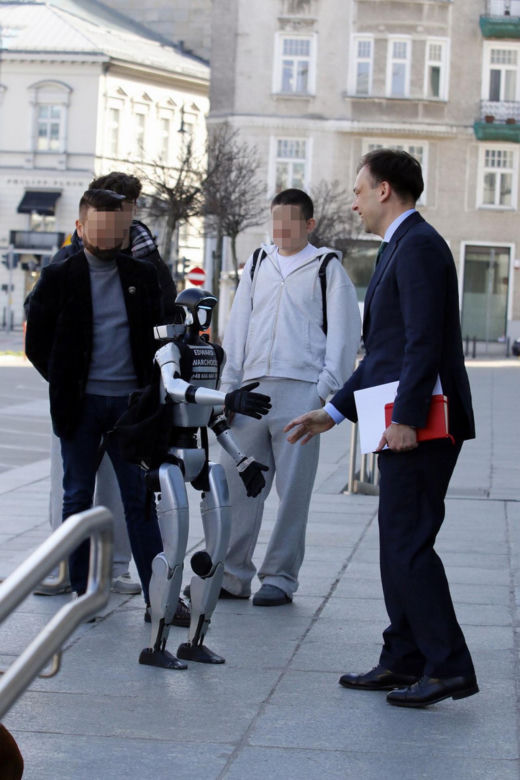 Spotkanie ministra finansów z robotem