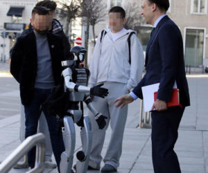 Spotkanie ministra finansów z robotem