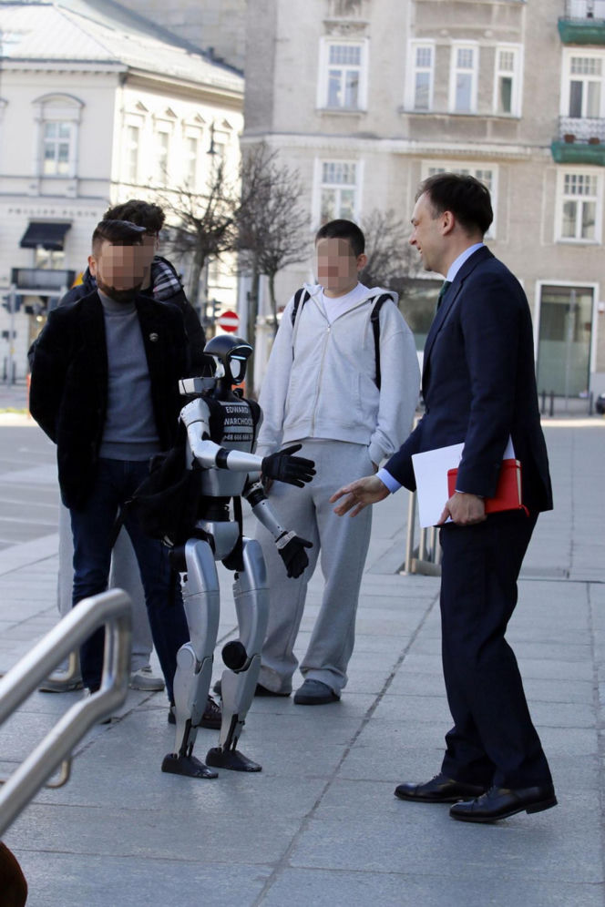 Spotkanie ministra finansów z robotem