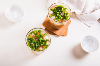 Zamiast do jajecznicy dodają do kawy! Kawa ze szczypiorkiem pobija internet, ale czy podbije Twoje kubki smakowe?